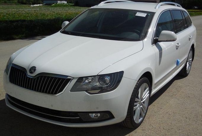 Skoda Superb Elegance weiss