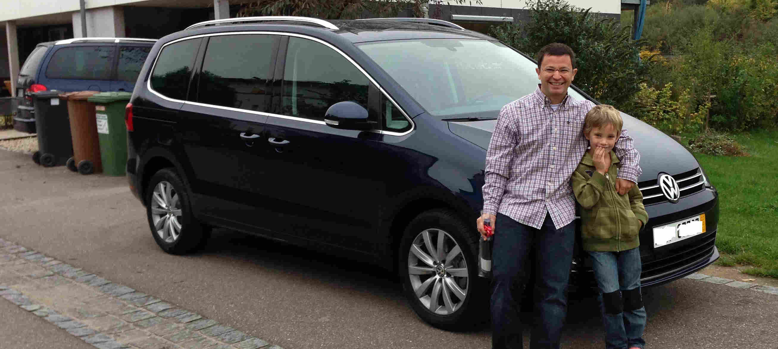 Der neue Sharan ist da! ... der 2005 gelieferte ist noch hinten zu sehen. Danke und Gr&uuml;&szlig;e nach Freiburg!