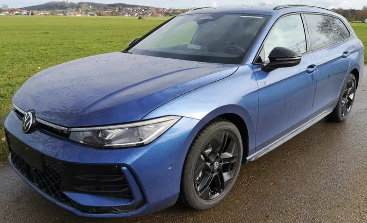 VW Passat Variant neu blau